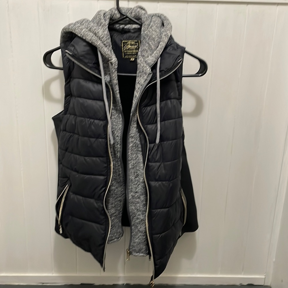 Puffer vest with detachable hood